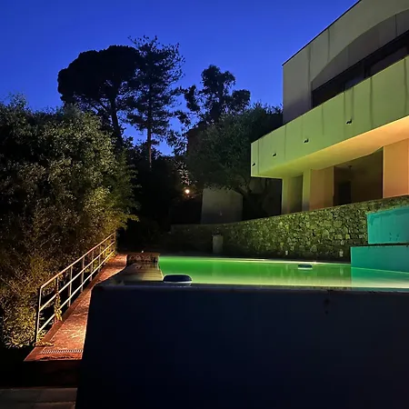 Roberta Pool, Wifi & Parking